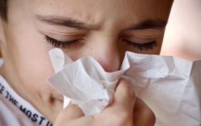 Por qué no debes taparte la nariz para estornudar